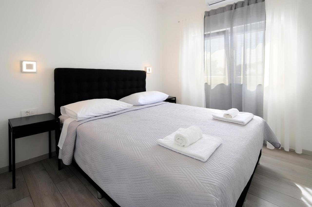 Apartments Lola Новалья Экстерьер фото