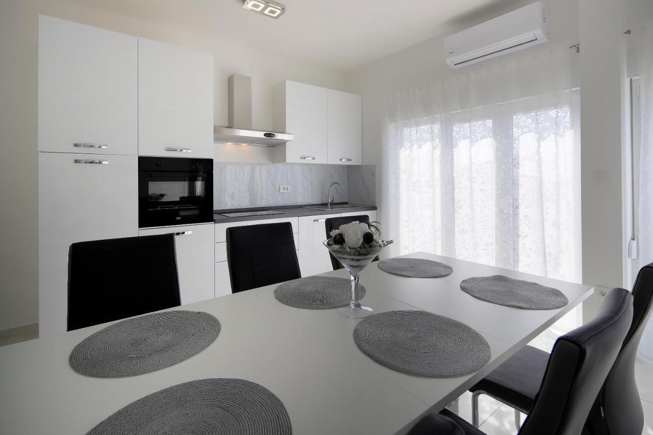 Apartments Lola Новалья Экстерьер фото