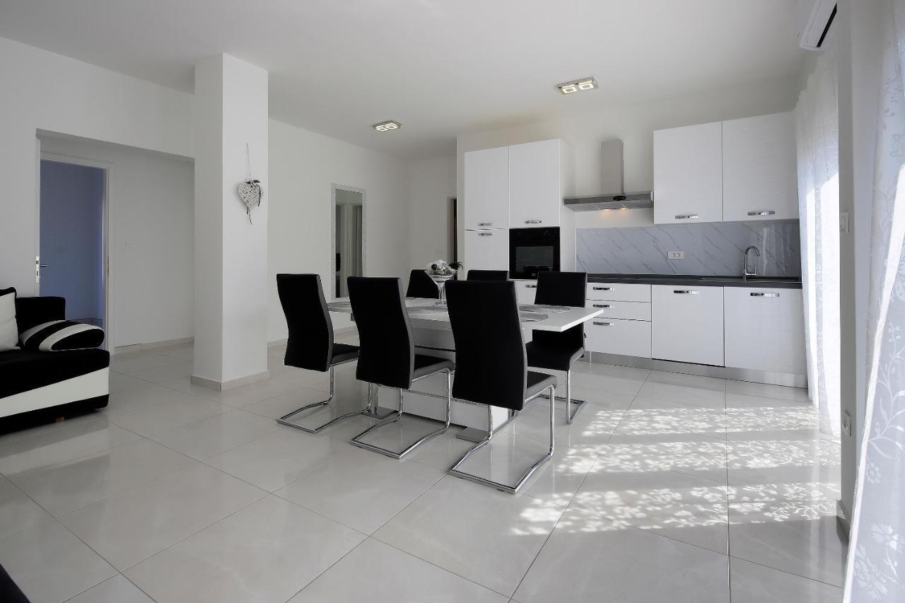 Apartments Lola Новалья Экстерьер фото